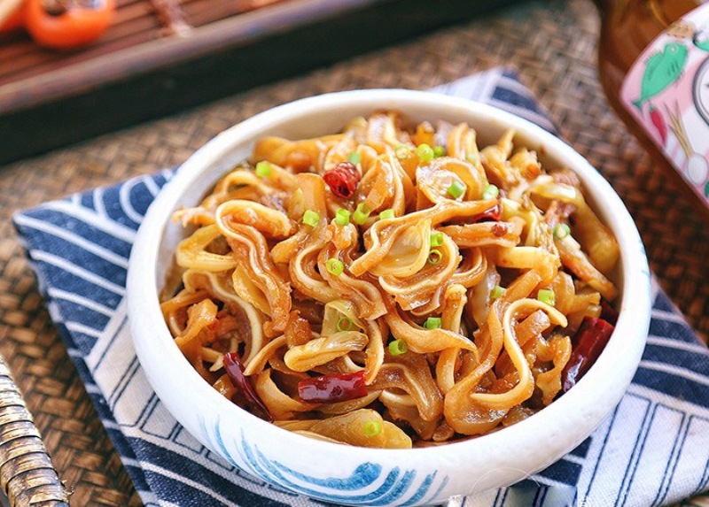 Món tai heo kho tiêu vàng óng, rắc hành lá trang trí