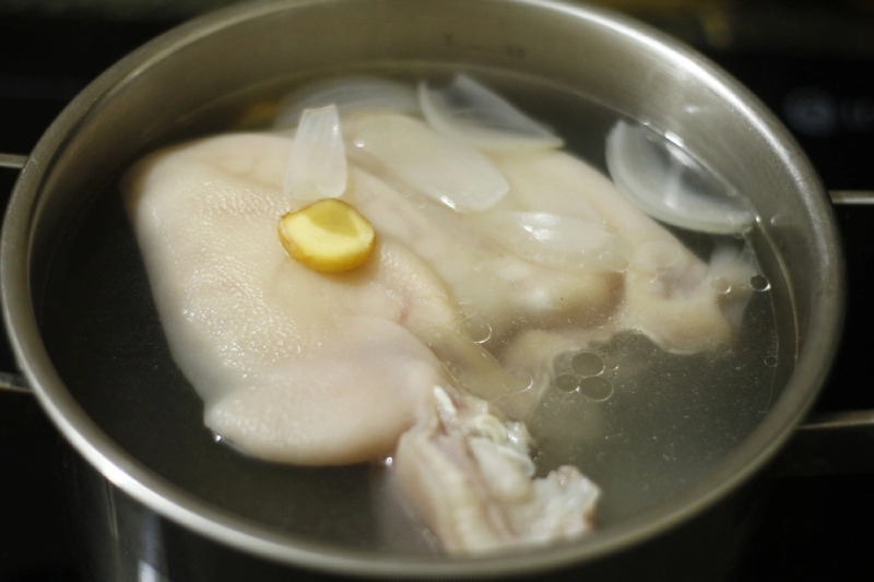 Luộc tai heo với gừng