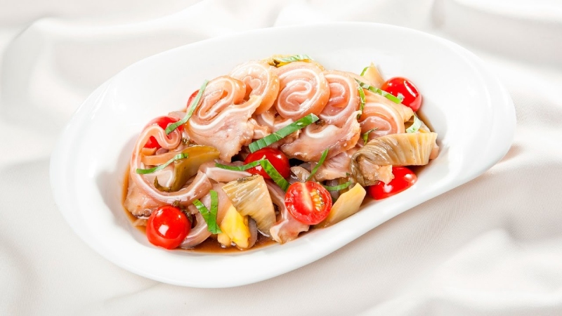 Thành phẩm tai heo kho dưa cải chua và hành lá