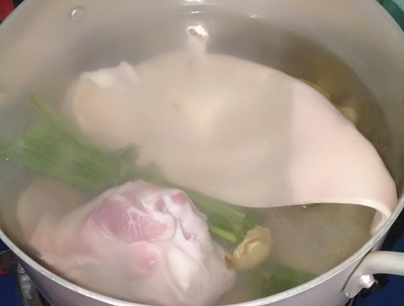 Tai heo được luộc với sả gừng