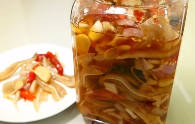 Hũ mắm tai heo đã chín và có thể ăn