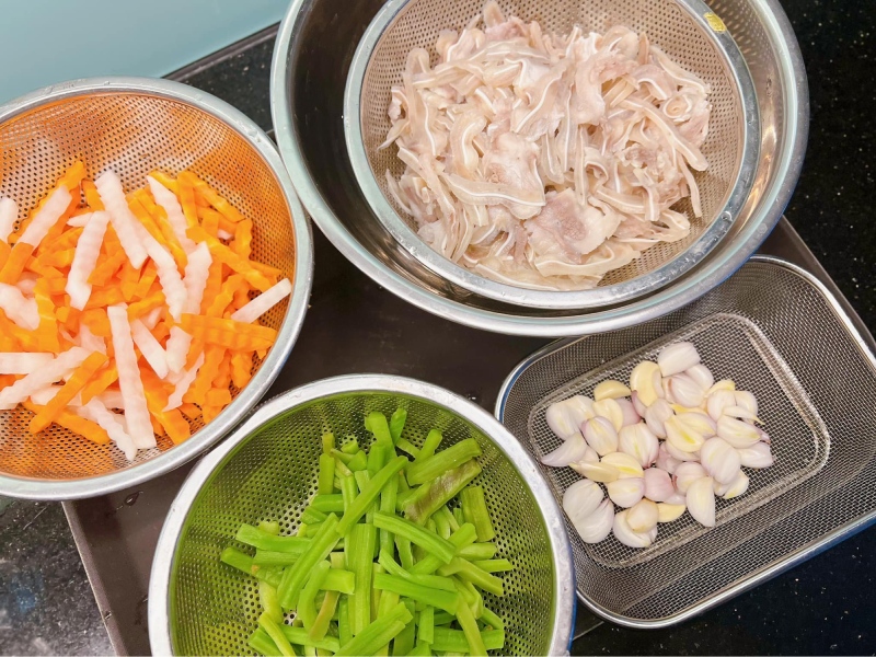 Nguyên liệu sơ chế gồm tai heo, rau củ và tỏi