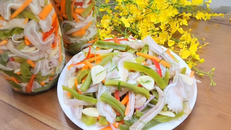 Thành phẩm món tai heo ngâm rau củ đẹp mắt