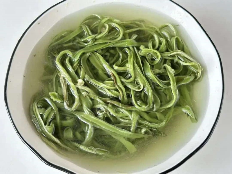Rau tiến vua ngâm nước nở đều