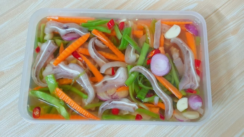 Hộp tai heo ngâm chua ngọt với rau củ