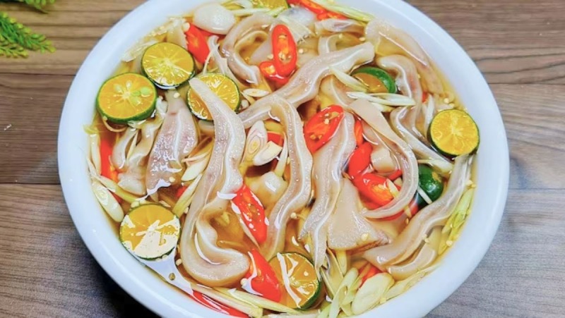 Thành phẩm tai heo ngâm sả tắc sau khi ngâm
