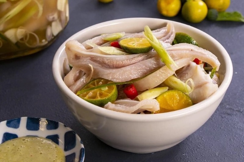 Món tai heo ngâm sả tắc giòn ngon hấp dẫn