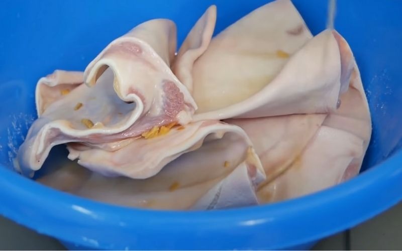 Tai heo rửa sạch với gừng để khử mùi hôi