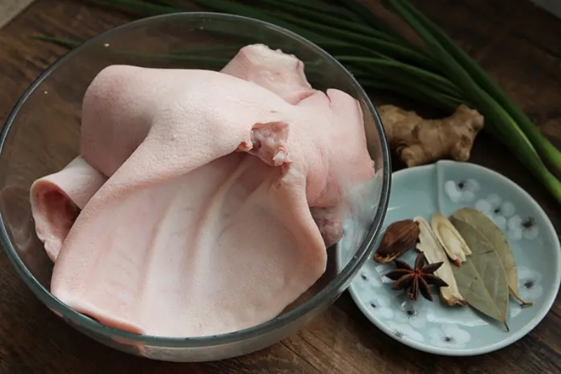 Tai heo được sơ chế sạch và cạo lông