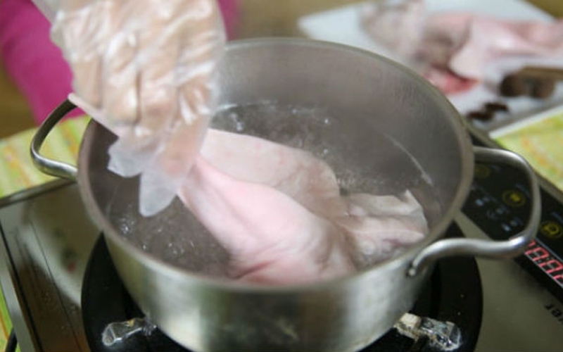 Luộc tai heo với bột nghệ