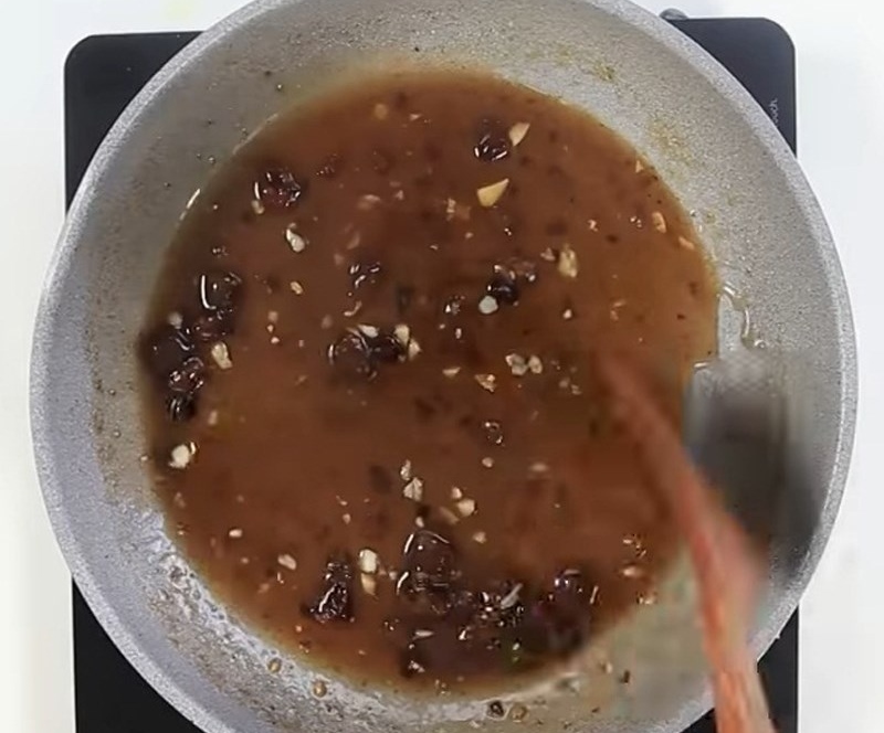Pha sốt me với nước cốt me