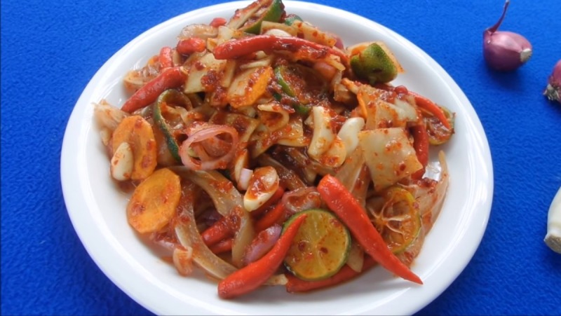 Gỏi tai heo kiểu Thái cay bày trên đĩa trắng