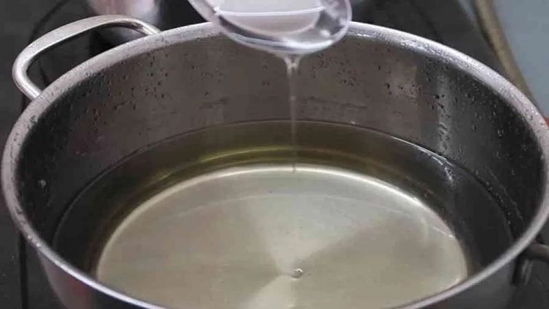 Nồi nước giấm đường đang được nấu trên bếp.