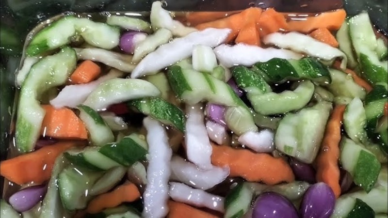 Cà rốt, dưa leo và hành tím ngâm giấm