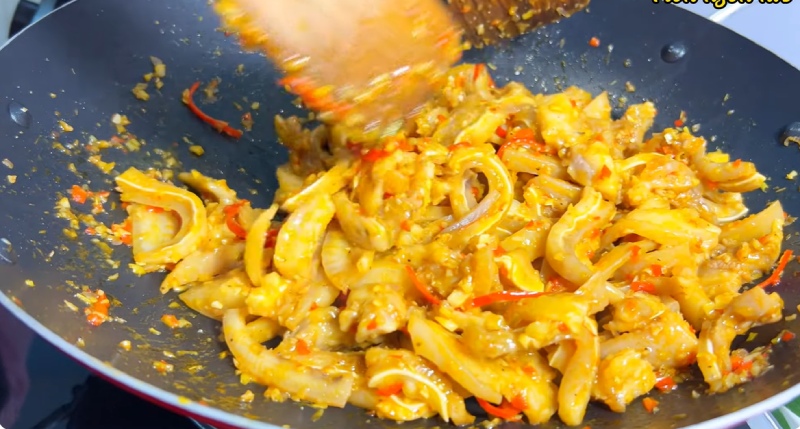 Tai heo xào chua ngọt vàng ươm, đậm đà trong chảo lớn