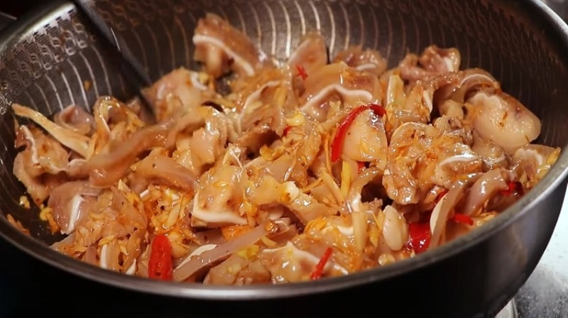 Xào tai heo với sả ớt trong chảo nóng