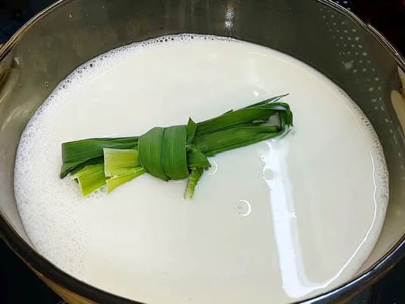  Nấu sữa đậu nành và hòa bột gạo