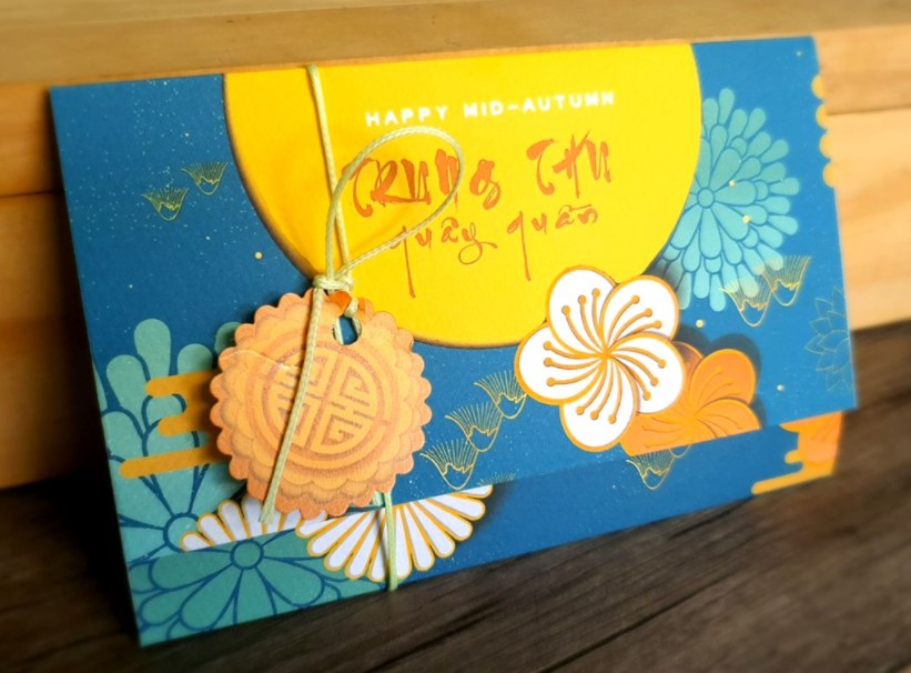 Thiệp Trung thu với họa tiết bánh và hoa