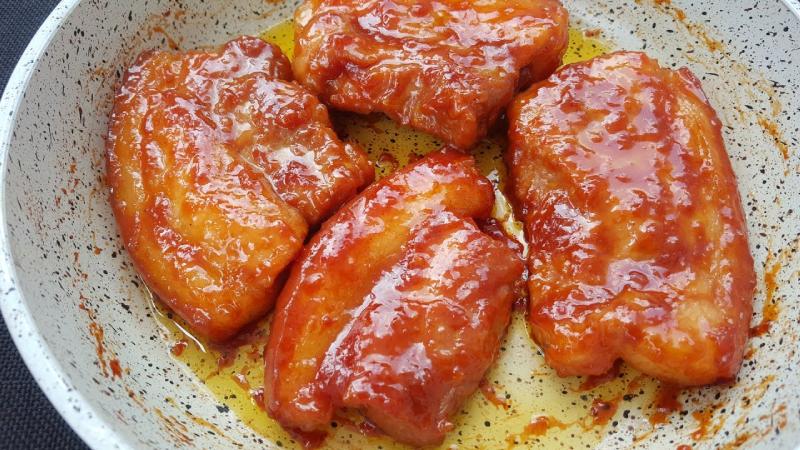 Miếng ba rọi thấm nước dừa, có màu óng đẹp, mặn ngọt