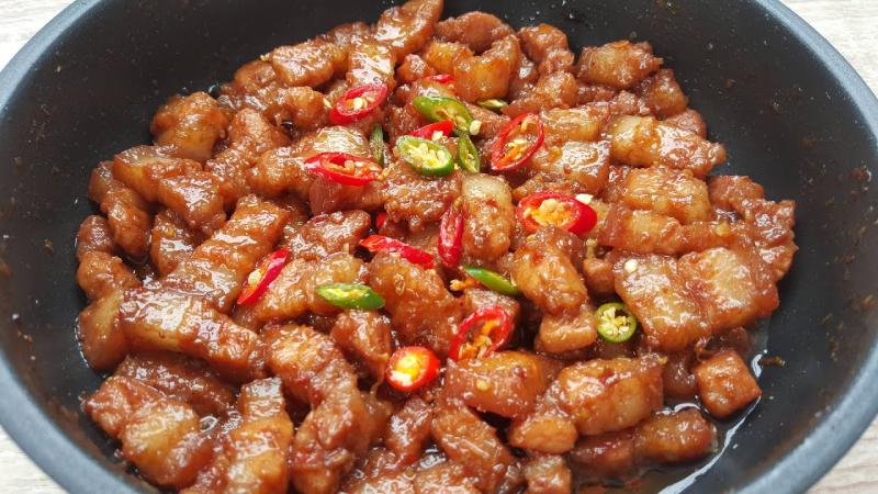 Thịt ba rọi đậm đà vị mắm tôm, béo thơm