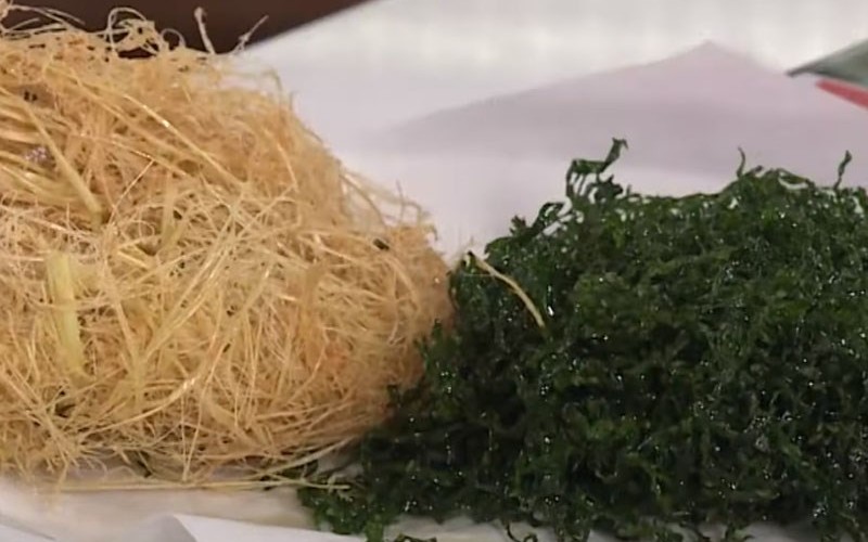 Tiến hành chiên sả và lá lốt