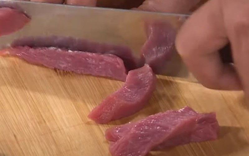 Thịt bò rửa sạch và cắt miếng nhỏ vừa ăn