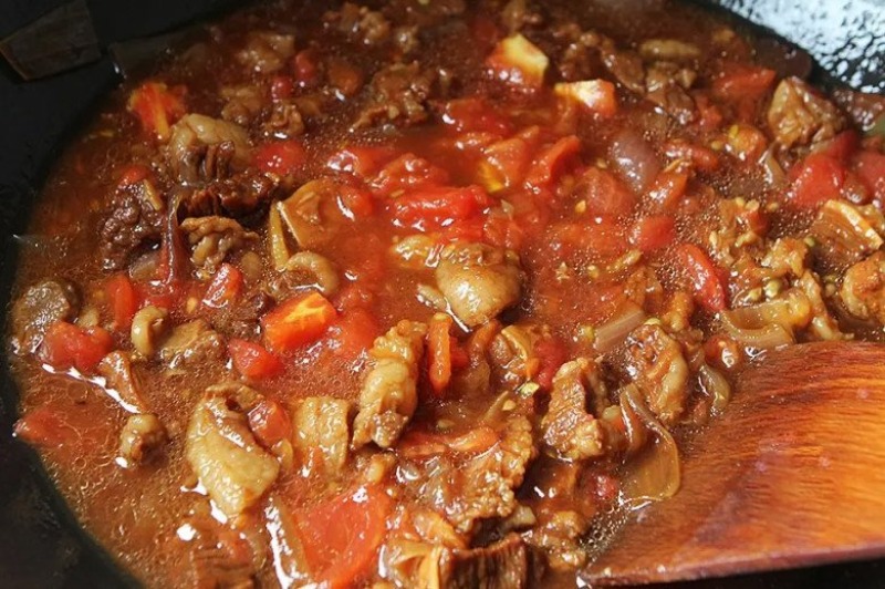 hầm thịt bò cà chua với lửa nhỏ