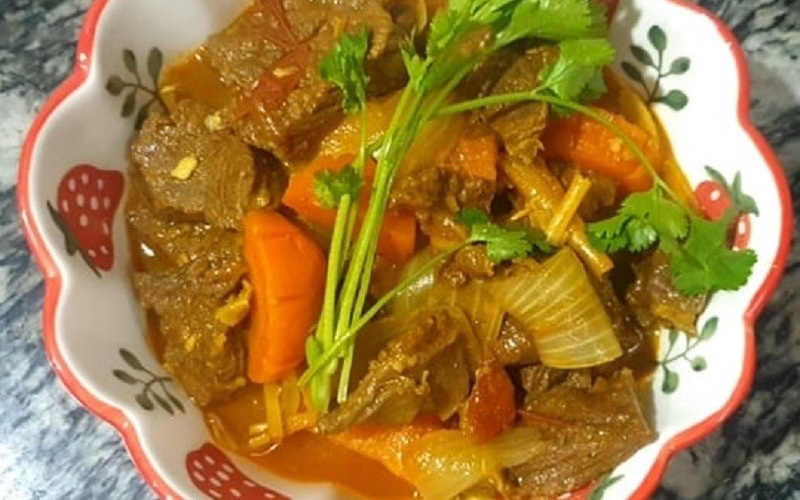 Thành phẩm món thịt bò kho cà rốt với nước dừa