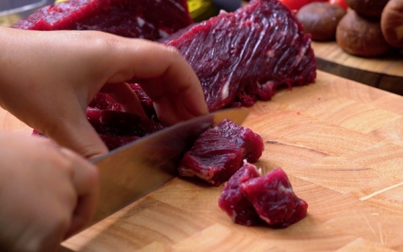 Sơ chế nguyên liệu làm món thịt bò kho gừng kiểu Bắc