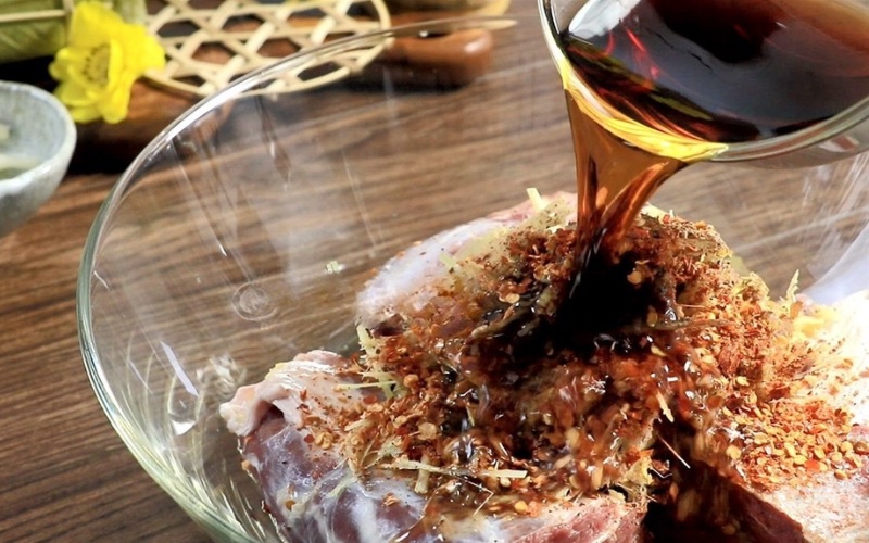 Ướp bắp bò cho thấm gia vị