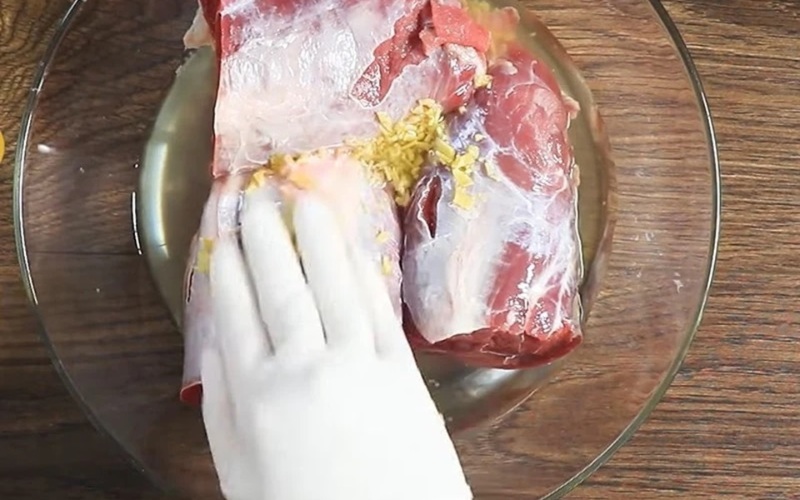 Tiến hành sơ chế bắp bò