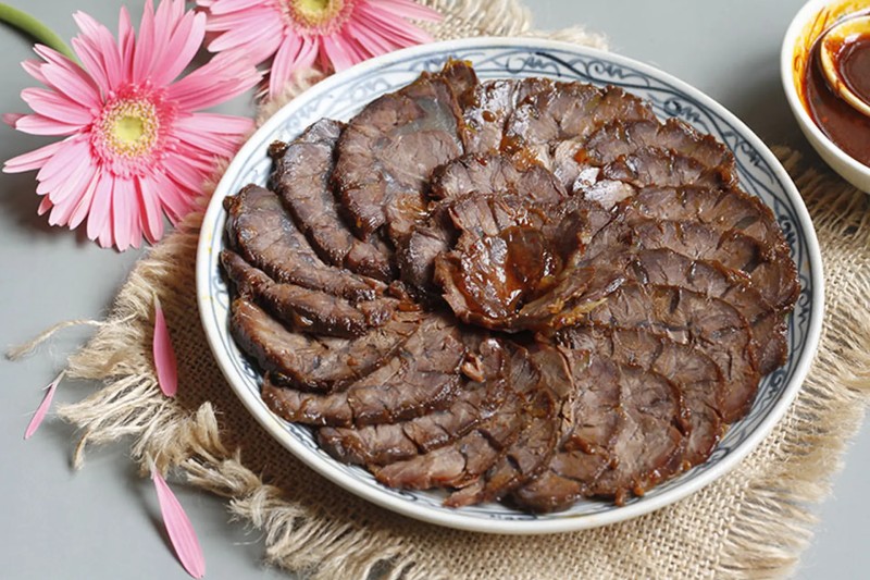 Đĩa thịt bò rim khô ngon, hấp dẫn