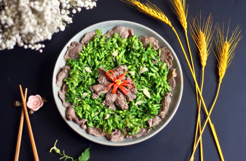hoàn thành món thịt bò xào bông thiên lý thấm vị thơm ngon