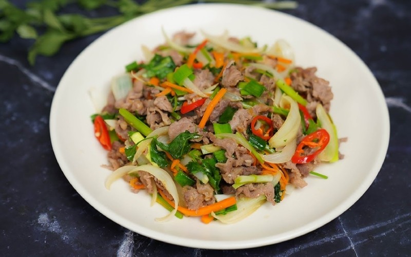 Thành phẩm món thịt bò xào cần tây hành tây