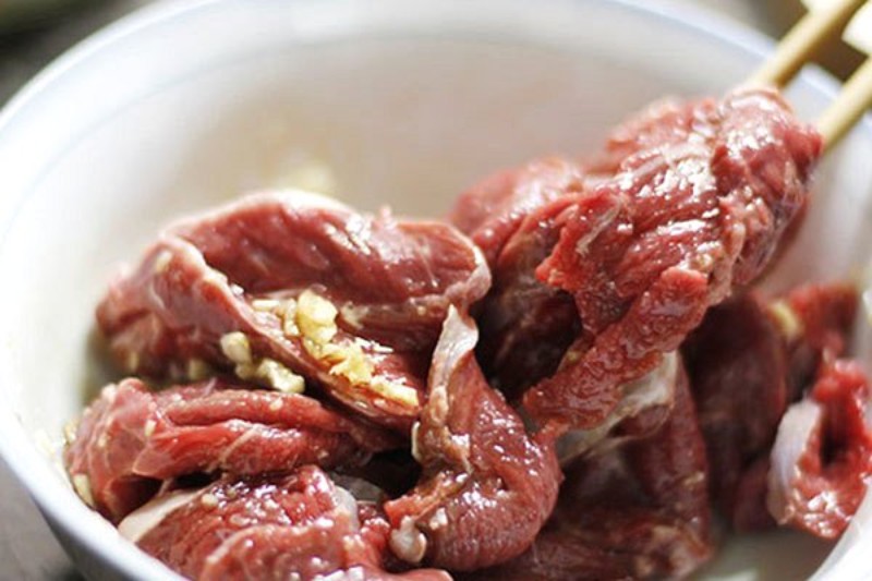 Tiến hành ướp thịt bò