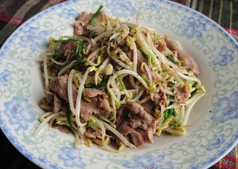 Thành phẩm món thịt bò xào giá đỗ