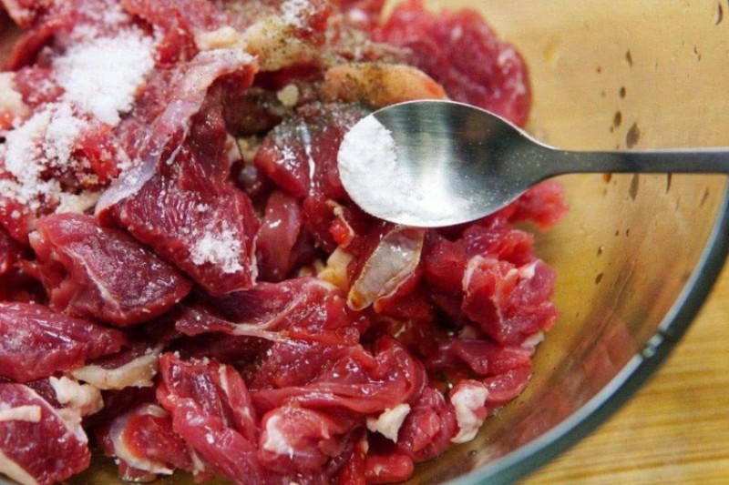 Công đoạn ướp thịt bò