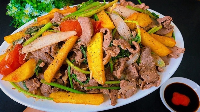 Món thịt bò xào khoai tây cà chua sau khi hoàn thành