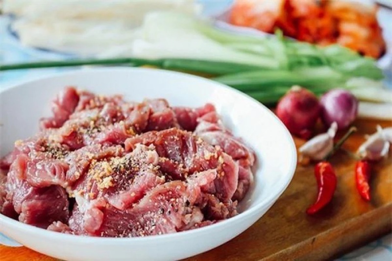 Sơ chế nguyên liệu làm thịt bò xào lá lốt