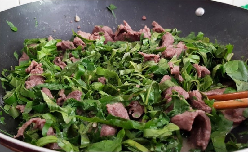 Tiến hành công đoạn xào thịt bò với lá lốt
