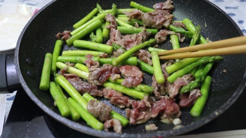 xào lần lượt thịt bò và măng tây để giữ độ tươi