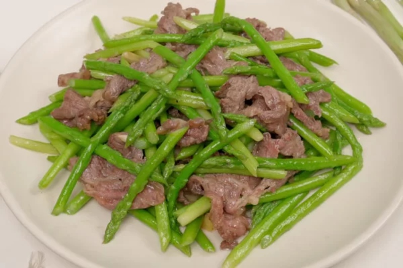 hoàn thành món thịt bò xào măng tây ngon chuẩn vị