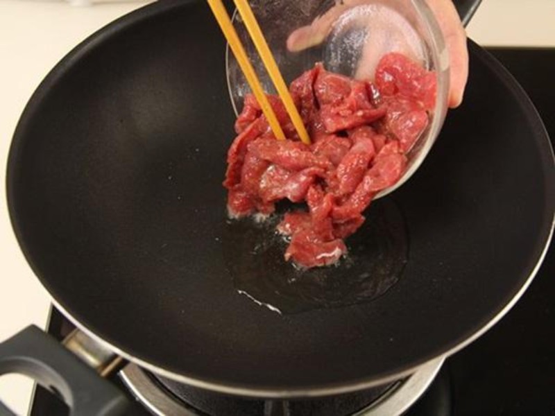 Tiến hành xào thịt bò