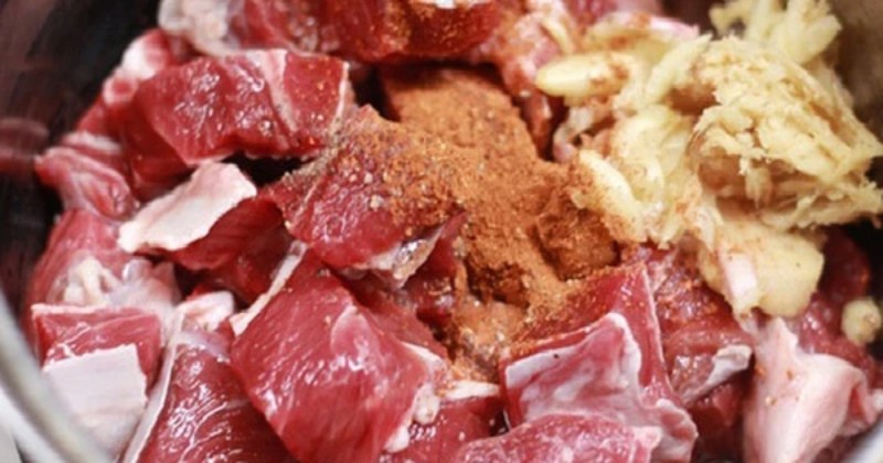 Sơ chế và ướp gia vị cho món thịt bò xào măng khô