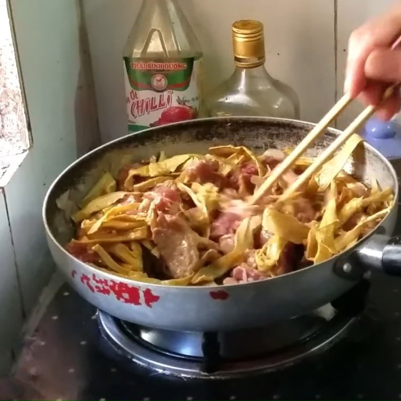 Công đoạn xào măng khô với thịt bò