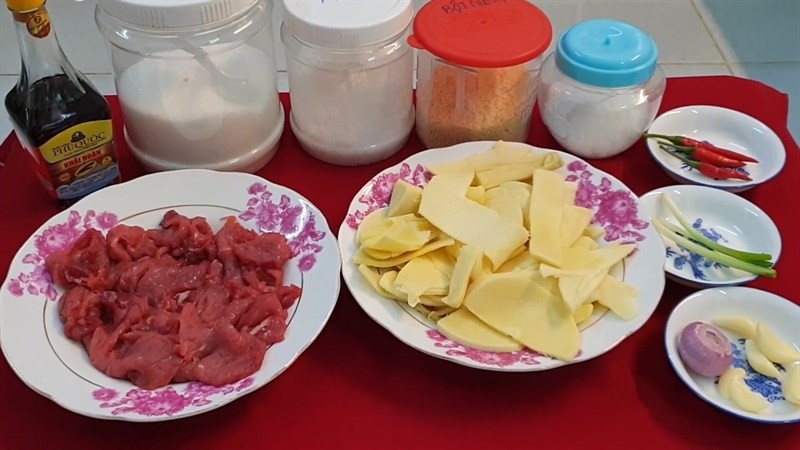 Sơ chế nguyên liệu làm thịt bò xào măng tươi