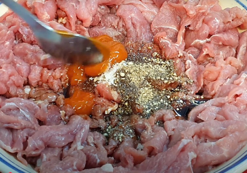 Công đoạn ướp thịt bò