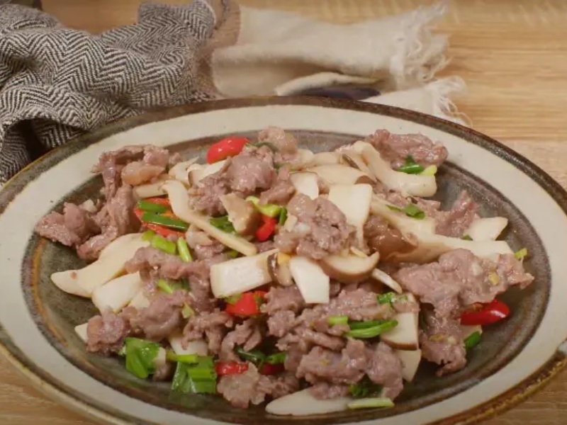 Thành phẩm món thịt bò xào nấm đùi gà thơm ngon