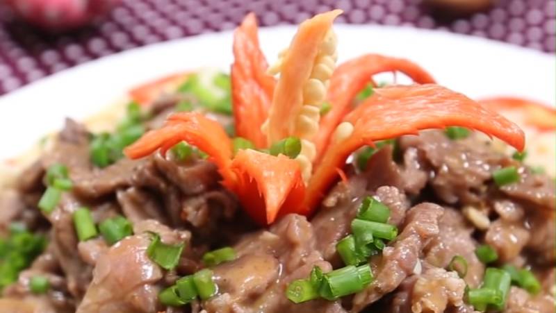 Múc món ăn ra đĩa và thưởng thức