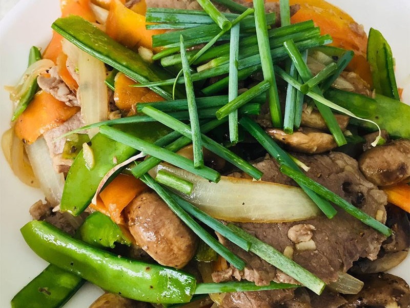 Đĩa thịt bò xào nấm mỡ trang trí thêm hành